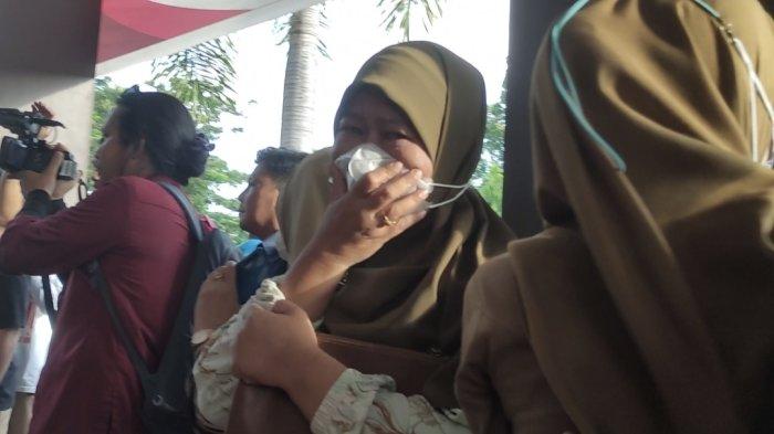 Sejumlah ASN PUPR Kota Gorontalo menangis melihat atasannya mengenakan rompi tahanan di Kejari Kota Gorontalo, Senin (25/3/2024).