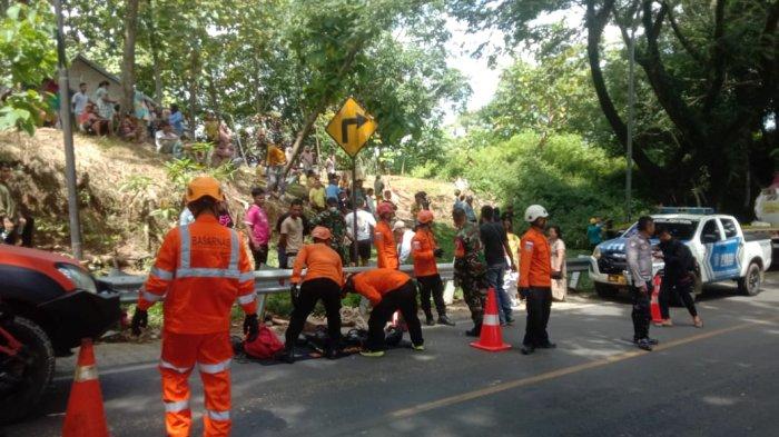 KECELAKAAN TRUK - Sejumlah petugas Basarnas bersama TNI-Polri berada di lokasi kecelakaan truk Pertamina, di Desa Pantolo, Kwandang, Kabupaten Gorontalo Utara, Kamis (13/2/2025). Para petugas berupaya untuk menderek truk dan mengevakuasi korban jiwa.