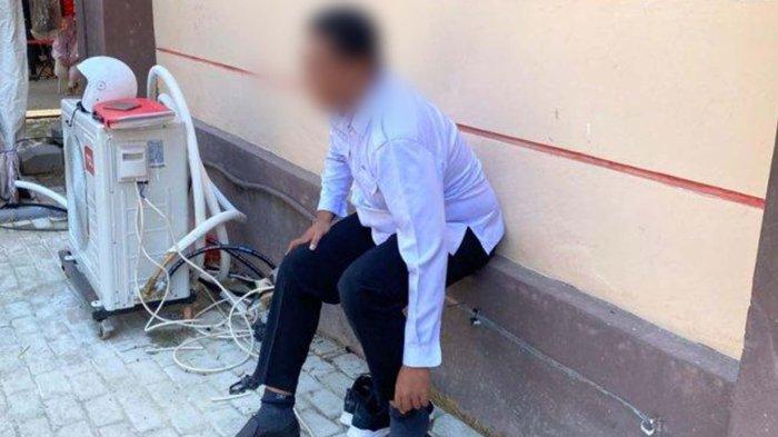 Seorang pria, REP sesaat memasuki tempat ujian CPNS 2024.