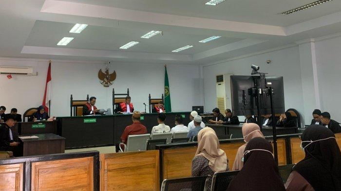 SIDANG TIPIKOR - Potret suasana sidang lanjutan kasus tipikor penataan GOR David-Tonny di Pengadilan Tipiko/PHI, Kota Gorontalo, Senin (10/3/2025). Lima terdakwa hadir menyaksikan putusan majelis hakim.