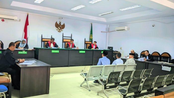 SIDANG KASUS KORUPSI - Potret tiga tersangka menjalani sidang perdana kasus dugaan korupsi kanal Tanggidaa di Pengadilan Negeri Gorontalo, Rabu (14/5/2025). Sidang dimulai sekitar pukul 11.30 Wita.