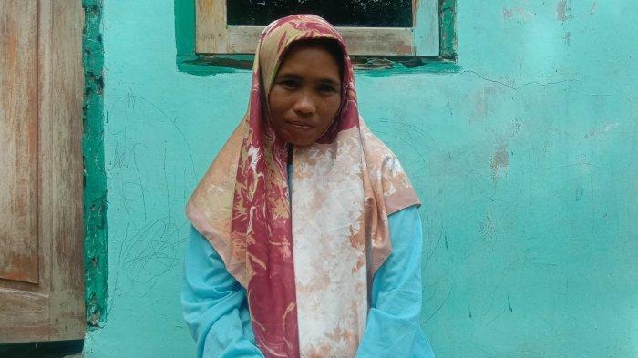 SUKU POLAHI - Sima, wanita dari suku Polahi memakai jilbab dan pakaian yang diberikan oleh warga Desa Tolongio, Kecamatan Anggrek, Kabupaten Gorontalo Utara. Sima ikut bersama para penambang pada Rabu (29/1/2025).