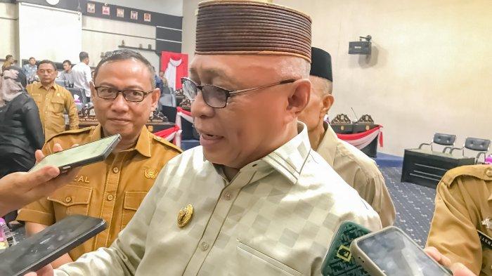 SELEKSI SEKDA - Bupati Gorontalo Sofyan Puhi saat diwawancarai awak media, Rabu (21/5/2025). Sofyan Puhi telah memilih satu nama yang akan menjadi Sekda di Kabupaten Gorontalo (Sumber Foto: TribunGorontalo.com/Jefri Potabuga)