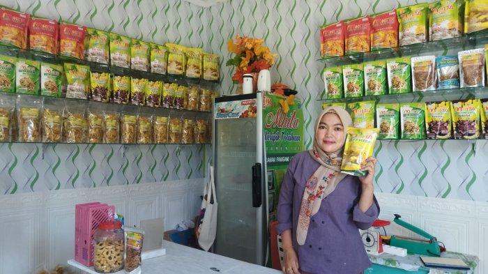 
Srinita Mokodompit, pemilik usaha Keripik Goroho Mhita Totabuan.