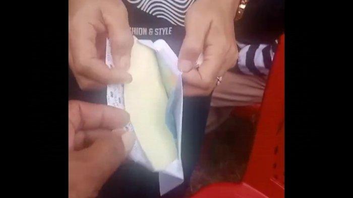 Screenshot video amplop berisi Uang 50 Ribu dan Stiker pasangan calon di Boalemo Gorontalo
 