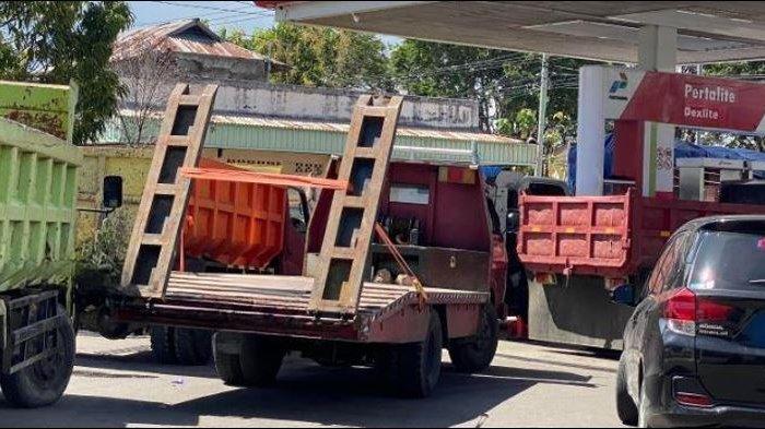Suasana antrean kendaraan di SPBU Pertamina Jl John Ario Katili Kota Gorontalo pada Kamis (17/10/2024).