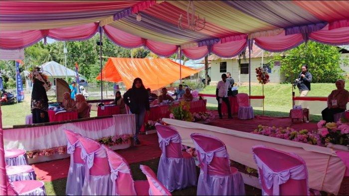 Suasana di TPS 001 Desa Lonuo Gorontalo berkonsep pesta pernikahan.