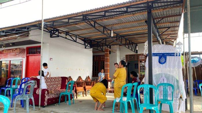 Suasana duka Sri Meyke Male (30) korban pesawat SAM Air yang jatuh di dekat Bandara Panua, Kecamatan Randangan, Kabupaten Pohuwato, Provinsi Gorontalo Minggu (20/10/2024). Rumah duka Sri Meyke Male berada di Jalan Kutai, Kelurahan Tamalate, Kecamatan Kota Timur, Kota Gorontalo.