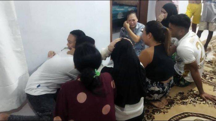 Suasana panik di rumah duka saat kerabat Sri Meyke mendadak tak sadarkan diri dan mengerang kesakitan.