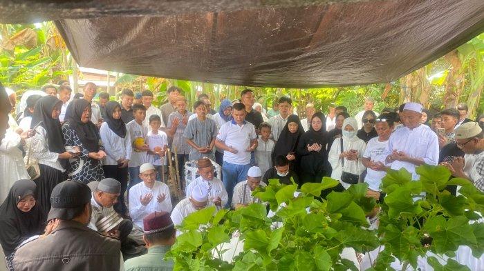 Suasana pemakaman Sri Meyke Male, korban kecelakaan pesawat Sam Air di Kota Gorontalo, Senin (21/10/2024).