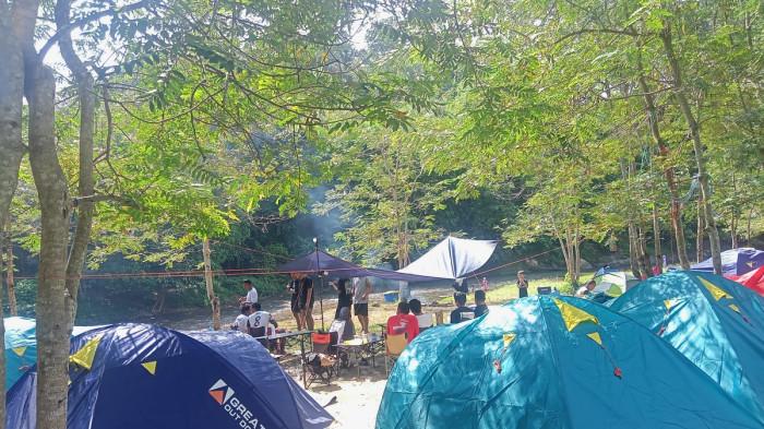 WISATA GORONTALO -- Suasana perkemahan di Botu Motoli'oluwo pada Minggu (27/7/2025). Botu Motoli'oluwo jadi destinasi favorit mendirikan kemah di akhir pekan.
