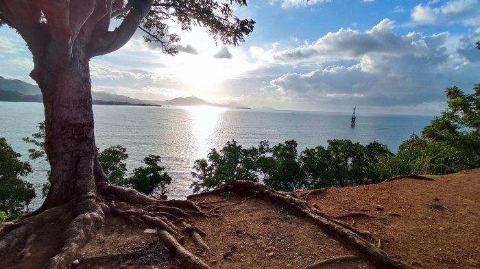 Sunrise atau matahari terbit di Bukit Bajo, Kabupaten Boalemo, Gorontalo. (Nawir Islim/TribunGorontalo.com)