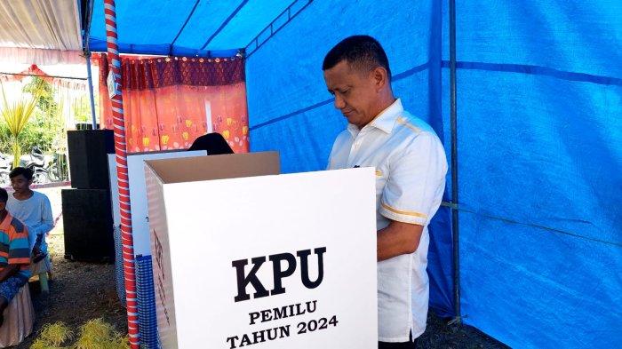 Syarif Mbuinga berada di bilik suara TPS 04 Desa Palopo Kabupaten Pohuwato