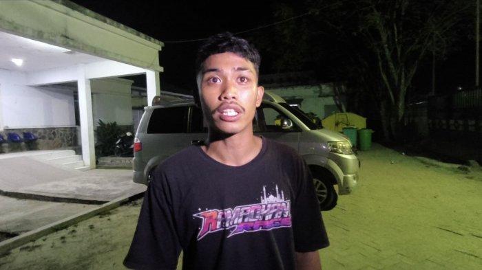 Syawal Ali, Saksi penemu pertama mayat di rumah tua terbengkalai Kota Gorontalo, menjelaskan kronologi penemuan mayat.
 