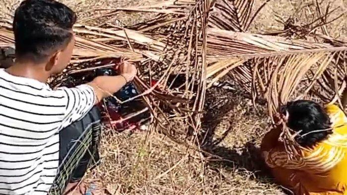 TANGKAPAN LAYAR - Seorang wanita paruh baya diduga tewas di perkebunan warga.