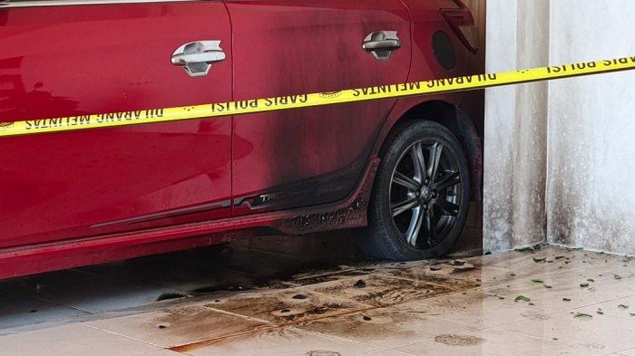TEROR MOLOTOV - Kondisi Garasi Mobil Didik B Hatmoko usai dilempari dua Molotov di rumahnya, Senin (12/5/2025). Didik mengaku tidak memiliki musuh, kejadian ini telah dilaporkan ke Polsek Dungingi. FOTO: Arianto Panambang, TribunGorontalo.com