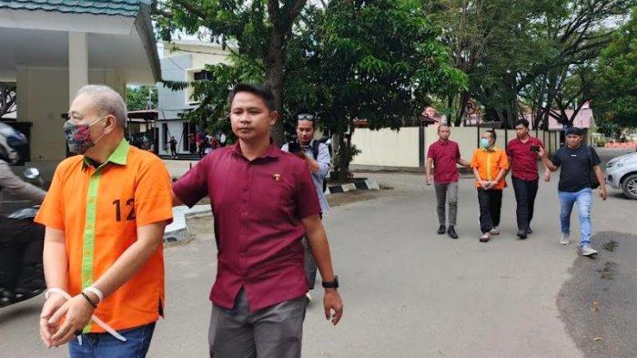 TERSANGKA KORUPSI - Dua tersangka baru kasus korupsi Proyek Jl Nani Wartabone, Kota Gorontalo digiring dalam konferensi pers, Kamis (10/4/2025).