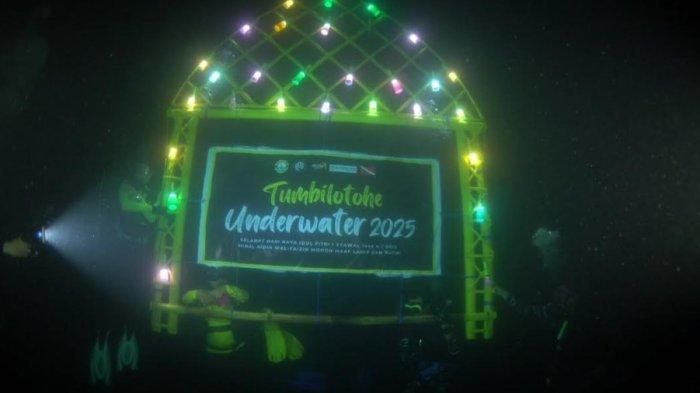 TUMBILOTOHE : Tumbilotohe di dalam laut, Desa Botubarani, Kecamatan Kabila Bone, Kabupaten Bone Bolango, Kamis (26/3/2025). Sejumlah penyelam memasang Alikusu Tumbilotohe di dalam air.