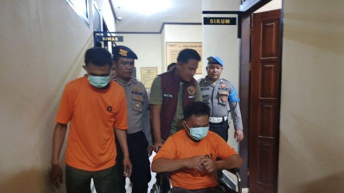 PENCURI TERTANGKAP -- Tampang dua pelaku pencurian alat elektronik di Kabupaten Bone Bolango. Satu pelaku ditembak di bagian kaki karena melawan polisi saat penangkapan. (Sumber Foto: TribunGorontalo.com/Arianto Panambang)
