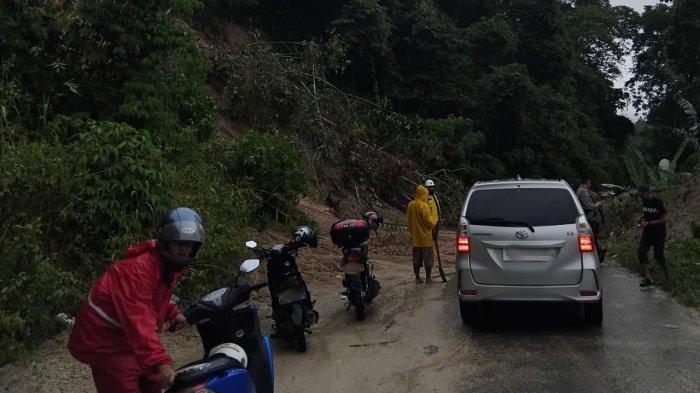 TANAH LONGSOR -- Potret petugas membersihkan material tanah longsor di Desa Lomaya, Kecamatan Bulango Utara, Kabupaten Bone Bolango, Provinsi Gorontalo. Tanah longsor terjadi sekitar pukul 14.30 Wita, Minggu (1/6/2025). (Sumber Foto: TribunGorontalo.com/Jefri Potabuga)