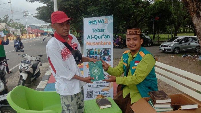 TEBAR AL-QUR'AN - Wahda Islamiah Gorontalo Utara lakukan program baca Al-Qu'ran dapat Al-qur'an Gratis di jalan Trans Sulawesi, Depan Kantor Bupati Gorontalo Utara, Desa Molingkapoto, Kecamatan Kwandang, Gorontalo Utara, Provinsi Gorontalo, Kamis (20/3/2025). 
Pantauan TribunGorontalo.com kegaiatan ini dilaksakan pukul 16:00 Wita Ikram Haris Abdullah memberikan Al-quran kepada sopir Bentor setelah membacanya.
Foto: Efriet S. Mukmin/TribunGorontalo.com