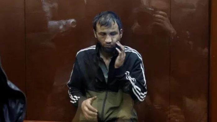 Tersangka teror Rusia mengalami babak belur. Pipi kirinya tampak bengkak diduga karena benturan.
