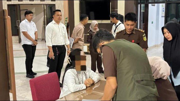 Tersangka Meiko Sino saat diserahkan ke Kejari Kota Gorontalo.