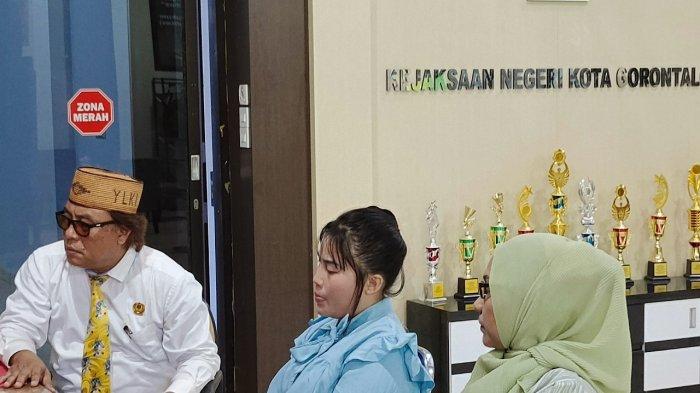 Berikut Foto-foto penyerahan Tersangka Nurhalisa Abdullah, Owner Ebudo ke Kejaksaan Negeri (Kejari) Gorontalo pada Selasa (05/10/2024)  pukul 12.30 Wita