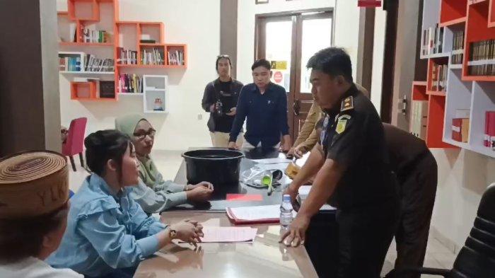 Berikut Foto-foto penyerahan Tersangka Nurhalisa Abdullah, Owner Ebudo ke Kejaksaan Negeri (Kejari) Gorontalo pada Selasa (05/10/2024)  pukul 12.30 Wita