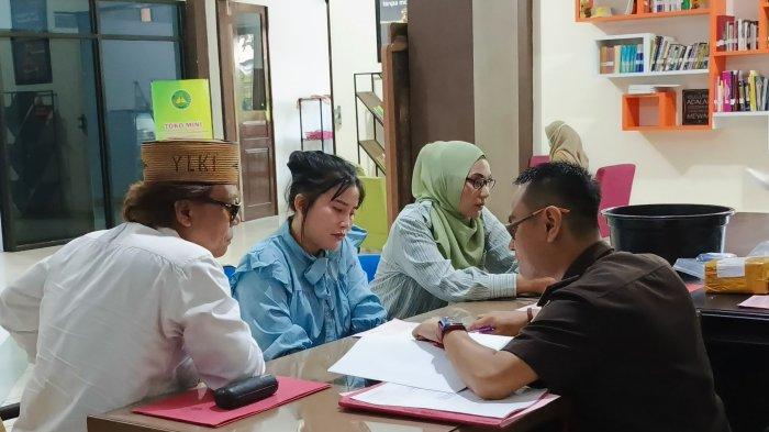 Berikut Foto-foto penyerahan Tersangka Nurhalisa Abdullah, Owner Ebudo ke Kejaksaan Negeri (Kejari) Gorontalo pada Selasa (05/10/2024)  pukul 12.30 Wita