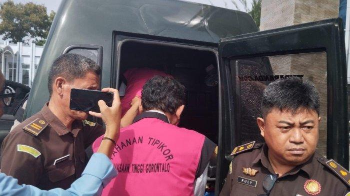 Tersangka korupsi proyek Kanal Tanggidaa Gorontalo masuk ke mobil tahanan.