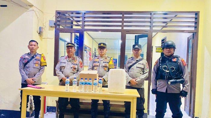 Tim Polsek Tilamuta menyita miras dari rumah warga Modelomo pada Rabu (16/10/2024) malam.