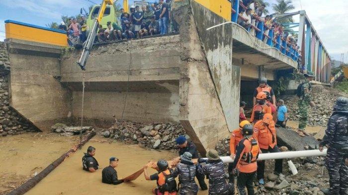 Tim SAR Gorontalo tengah melakukan pencarian di Sungai Desa Monano, Bone Bolango Gorontalo, Minggu (23/6/2024)