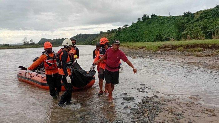 PENEMUAN JASAD -- Tim SAR gabungan bersama warga mengevakuasi jenazah Owin Bobihu. Warga Desa Bongo Nol ditemukan tewas tenggelam di sungai pada Minggu (13/7/2025).