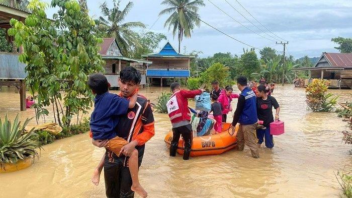 Tim gabungan mengevakuasi warga terdampak banjir di Desa Awota, Kecamatan Keera, Kabupaten Wajo, Sulawesi Selatan pada Jumat (3/5/2024).