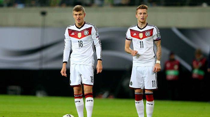Toni Kroos dan Marco Reus saat laga kualifikasi Grup D antara Jerman kontra Georgia di Stadium Leipzig, Jerman, 11 Oktober 2015.