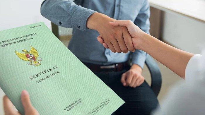 UPDATE SURAT TANAH -- Seseorang tampak menyerahkan surat tanah.Diketahui, warga Gorontalo didiuga ditipu oknum pengacara.