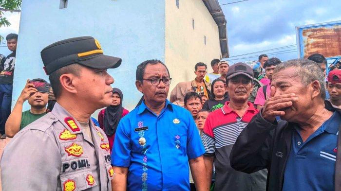 KEBAKARAN RUMAH - Umar Latif korban kebakaran saat bertemu Camat dan Kapolsek Kota Barat. Umar syok melihat tempat tinggal satu-satunya hangus terbakar.