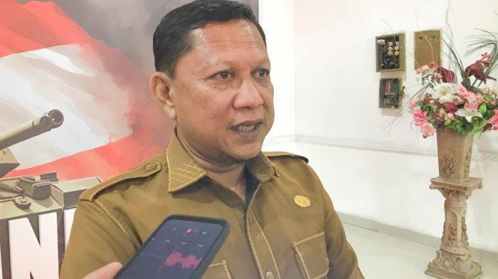 WARIA DI GORONTALO--Kepala Badan Kesatuan Bangsa dan Politik (Kesbangpol) Kabupaten Gorontalo, Burhan Ismail saat diwawancarai terkait dengan surat edaran pembatasan waria di acara-acara, Senin (28/4/2025), FOTO: Jefry Potabuga, TribunGorontalo.com