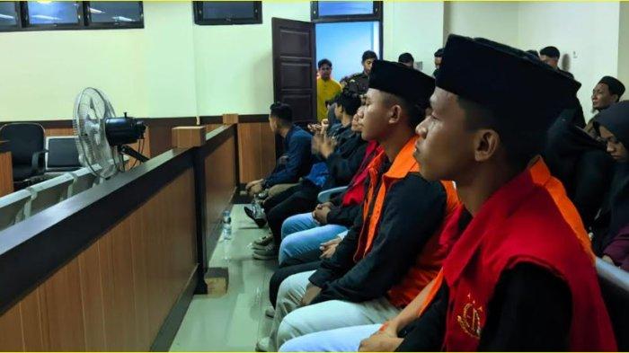 Wajah-wajah tegang para terdakwa menyimak putusan hakim dalam kasus kematian mahasiswa IAN Sultan Amai Gorontalo di Pengadilan Negeri Gorontalo pada Senin (16/7/2024).