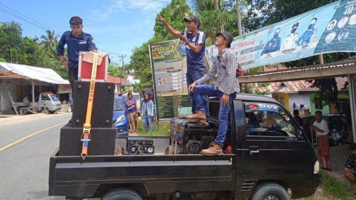 Sejumlah warga Desa Motilango, Kecamatan Tibawa , saat melakukan unjuk rasa guna mempertanyakan aset desa yang diduga dijual oleh kepala desa, Kamis (16/1/2025).