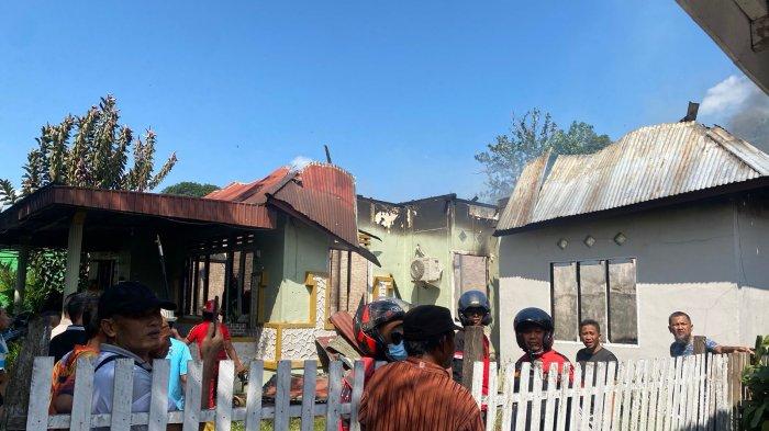 Warga Desa Tinelo Ayula menyaksikan insiden kebakaran rumah milik Indra Dunggio, Sabtu (2/11/2024) siang.