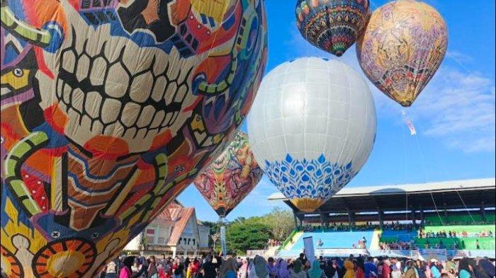 Warga berbondong-bondong mendatangi GOR Stadion Merdeka sejak pagi tadi demi melihat langsung penerbangan balon udara, Minggu (13/10/2024).