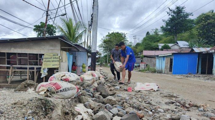 TANGGUL DARURAT - Warga desa Tanah Putih Gorontalo mendirikan tanggul darurat untuk menghalau banjir masuk ke dalam rumah, Minggu (9/3/2025). Mereka khawatir banjir susulan. (Sumber foto: TribunGorontalo.com/Arianto Panambang).