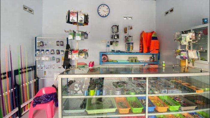 Warung ini menjual peralatan memancing