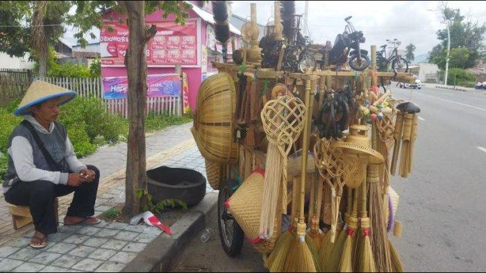 Wiganto duduk beristirahat sembari menanti pembeli