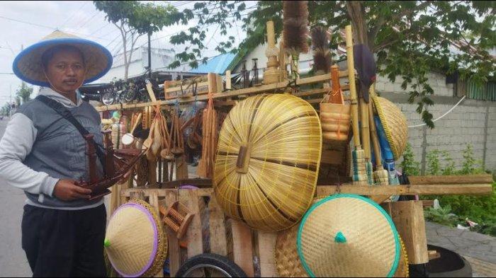 Wiganto, pria asal Jawa Tengah sering berkeliling Indonesia untuk menjual aneka kerajinan rotan