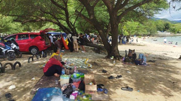 Wisatawan bersantai di Pantai Kurenai, Bone Bolango, Gorontalo.