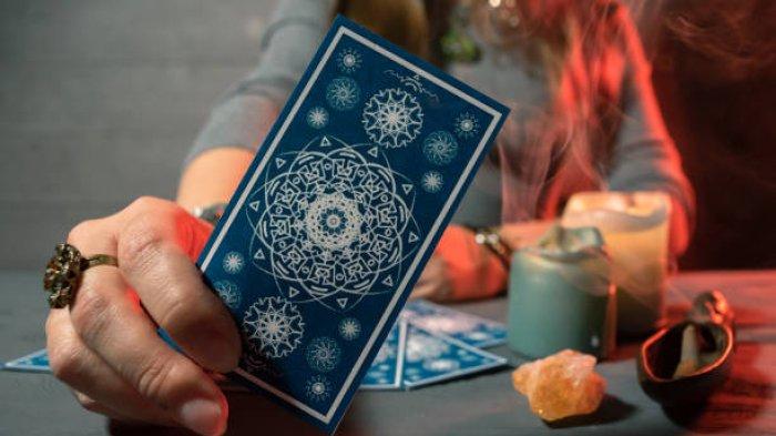 Ilustrasi - Ramalan Kartu Tarot untuk Zodiak Aries