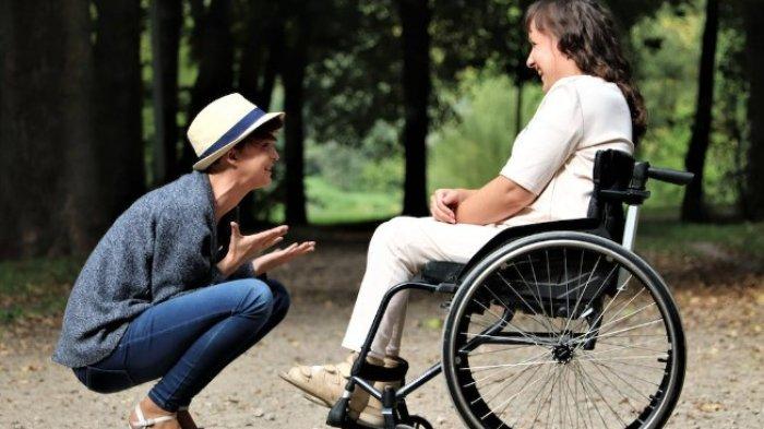 Ilustrasi - Seorang wanita menghibur temannya